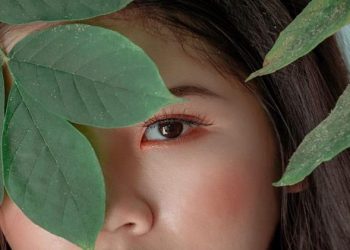 How Eyelash Extensions Especially Help During the Summer Season