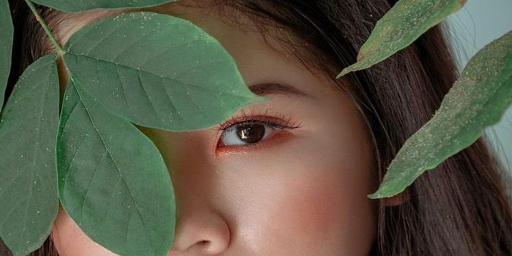 How Eyelash Extensions Especially Help During the Summer Season