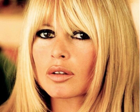 Curtain Bangs: The Hairstyle Revolution Taking Over Social Media!