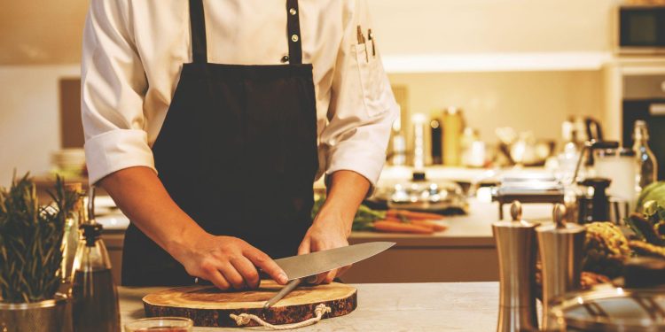 How to Choose the Right Personal Chef to Cook in Your Home